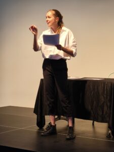Léa s’adresse au public à la Trans’Occitane